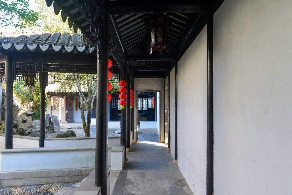 逃离违建房屋9